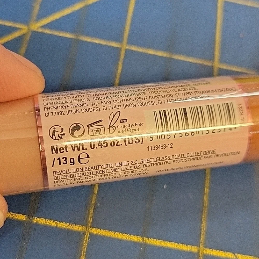 Revolution Conceal & Hydrate Foundation - Cream C10 New 13ml